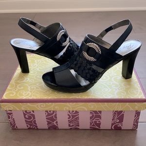 RETIRED Brighton Venti Black Sandals - In LIKE NEW Condition